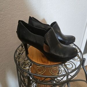 Nine West keyhole pumps